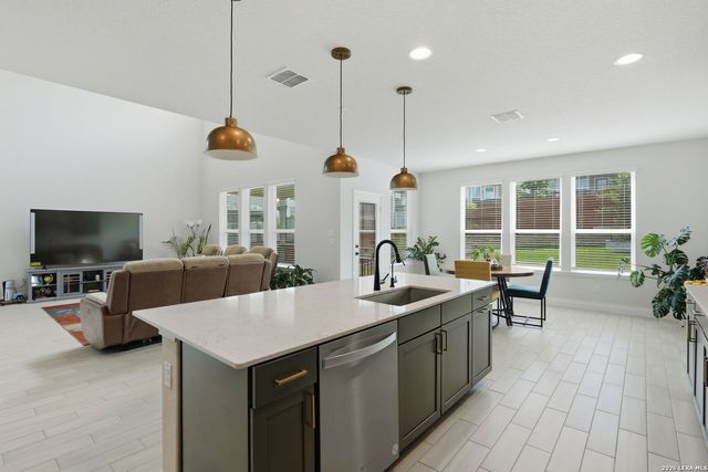 2115 Knippa, San Antonio, TX 78253