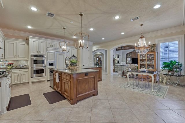 27 Knightsgate Circle, The Woodlands, TX 77382