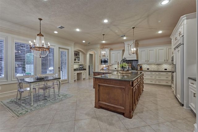 27 Knightsgate Circle, The Woodlands, TX 77382
