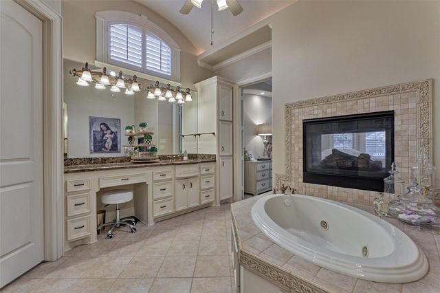 27 Knightsgate Circle, The Woodlands, TX 77382