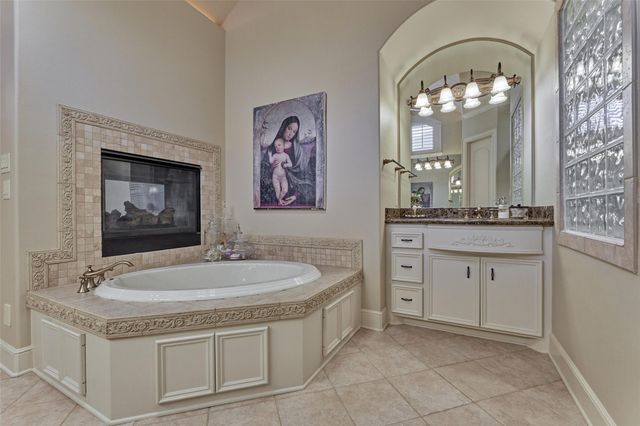 27 Knightsgate Circle, The Woodlands, TX 77382