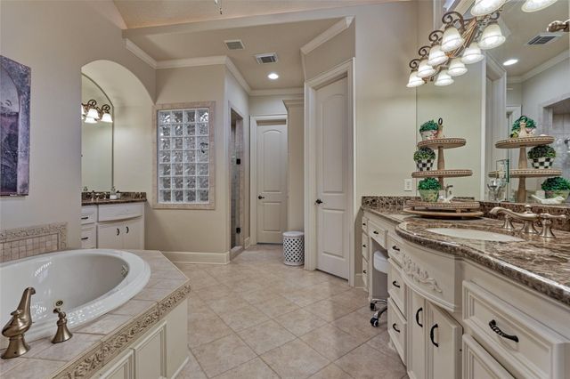 27 Knightsgate Circle, The Woodlands, TX 77382