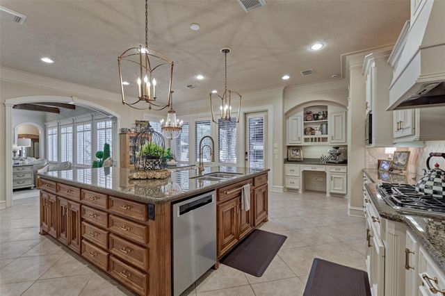27 Knightsgate Circle, The Woodlands, TX 77382