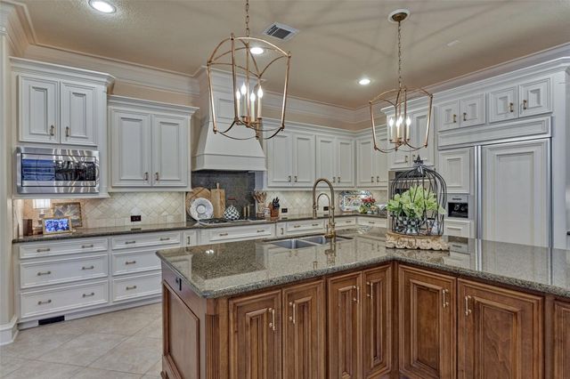 27 Knightsgate Circle, The Woodlands, TX 77382