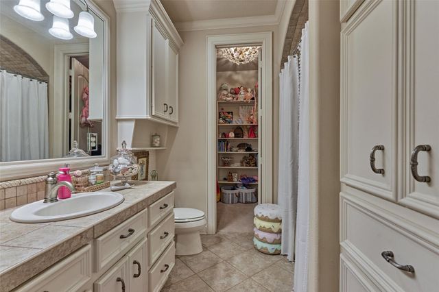 27 Knightsgate Circle, The Woodlands, TX 77382
