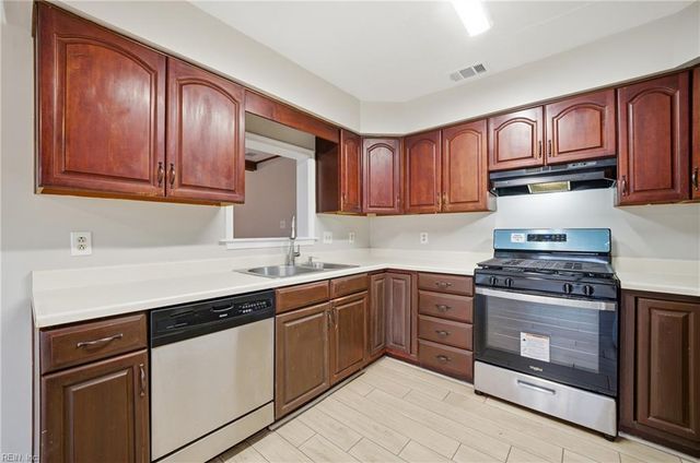 1306 Hillock XING, Virginia Beach, VA 23455