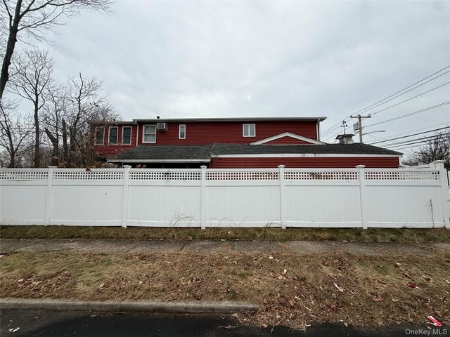 2331 Neptune Avenue, Seaford, NY 11783