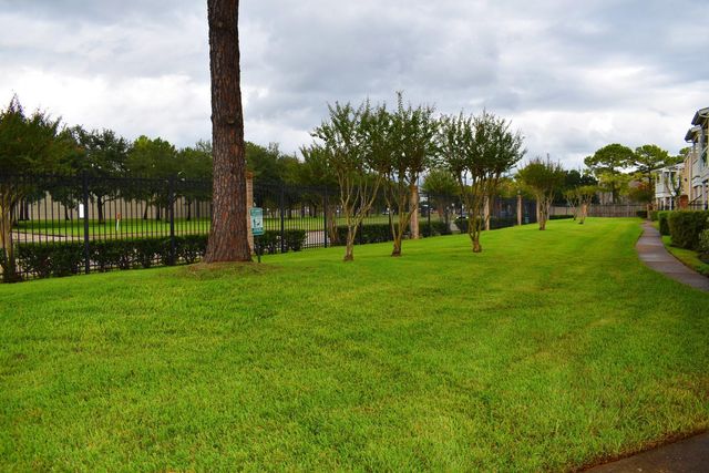 2750 Holly Hall Street 1014, Houston, TX 77054