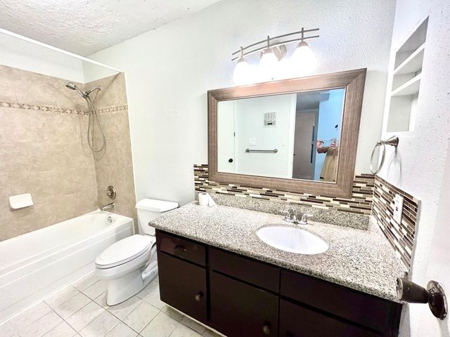 2750 Holly Hall Street 1014, Houston, TX 77054
