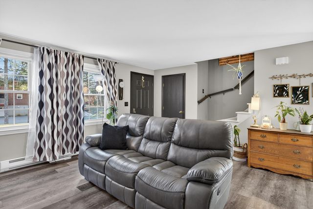 47 Oakridge Drive, Londonderry, NH 03053