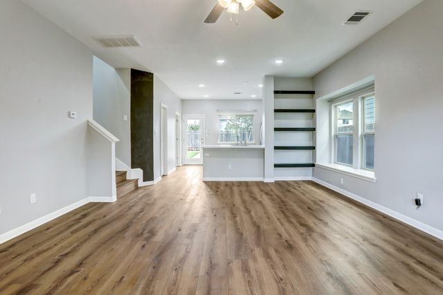 4616 Esper LN 338, Austin, TX 78725