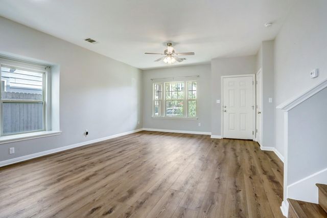 4616 Esper LN 338, Austin, TX 78725