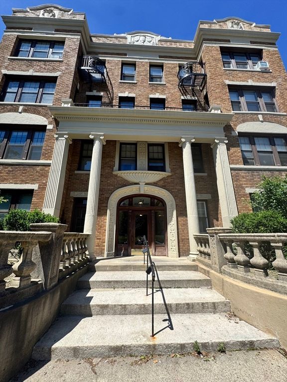 24 Sidlaw Road 8, Boston, MA 02135