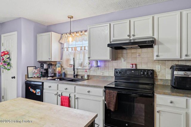 5217 Sand Lake Dr, Louisville, KY 40272