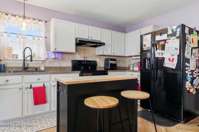 5217 Sand Lake Dr, Louisville, KY 40272