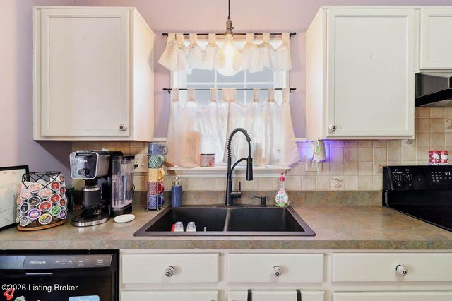 5217 Sand Lake Dr, Louisville, KY 40272