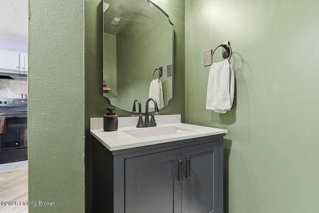 5217 Sand Lake Dr, Louisville, KY 40272