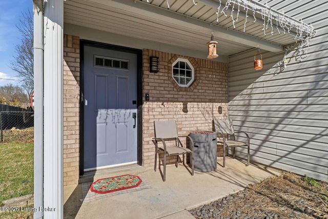 5217 Sand Lake Dr, Louisville, KY 40272