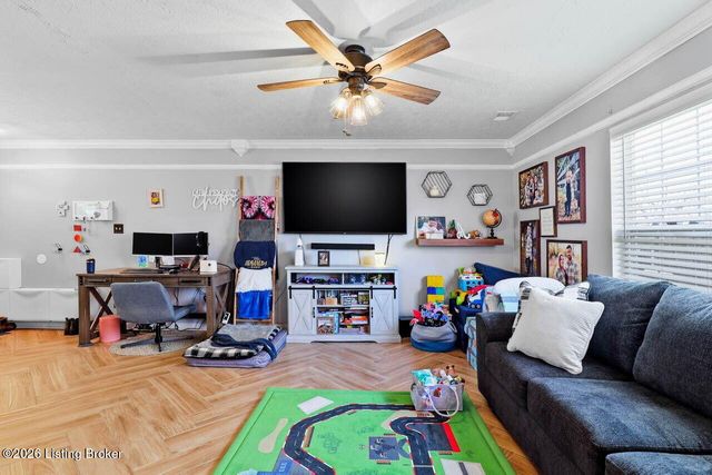 5217 Sand Lake Dr, Louisville, KY 40272