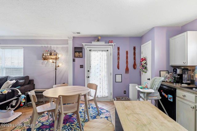 5217 Sand Lake Dr, Louisville, KY 40272