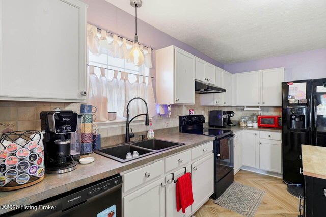 5217 Sand Lake Dr, Louisville, KY 40272