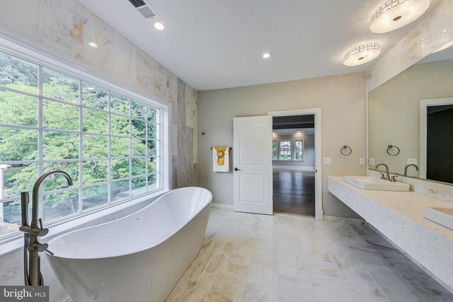 3104 SLEEPY HOLLOW RD, Falls Church, VA 22042