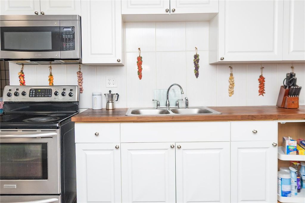 Image 11 of property listing at 1906 E CARACAS STREET, Tampa, FL 33610
