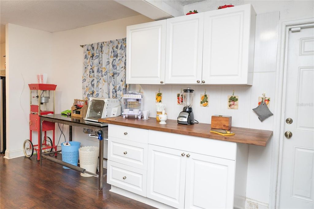 Image 12 of property listing at 1906 E CARACAS STREET, Tampa, FL 33610