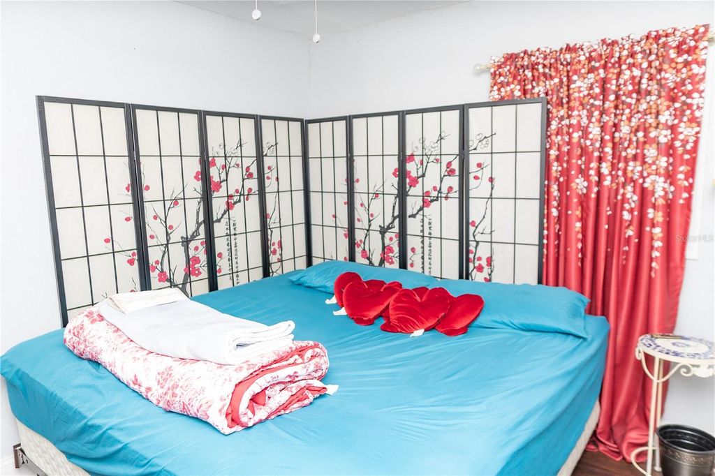 Image 13 of property listing at 1906 E CARACAS STREET, Tampa, FL 33610