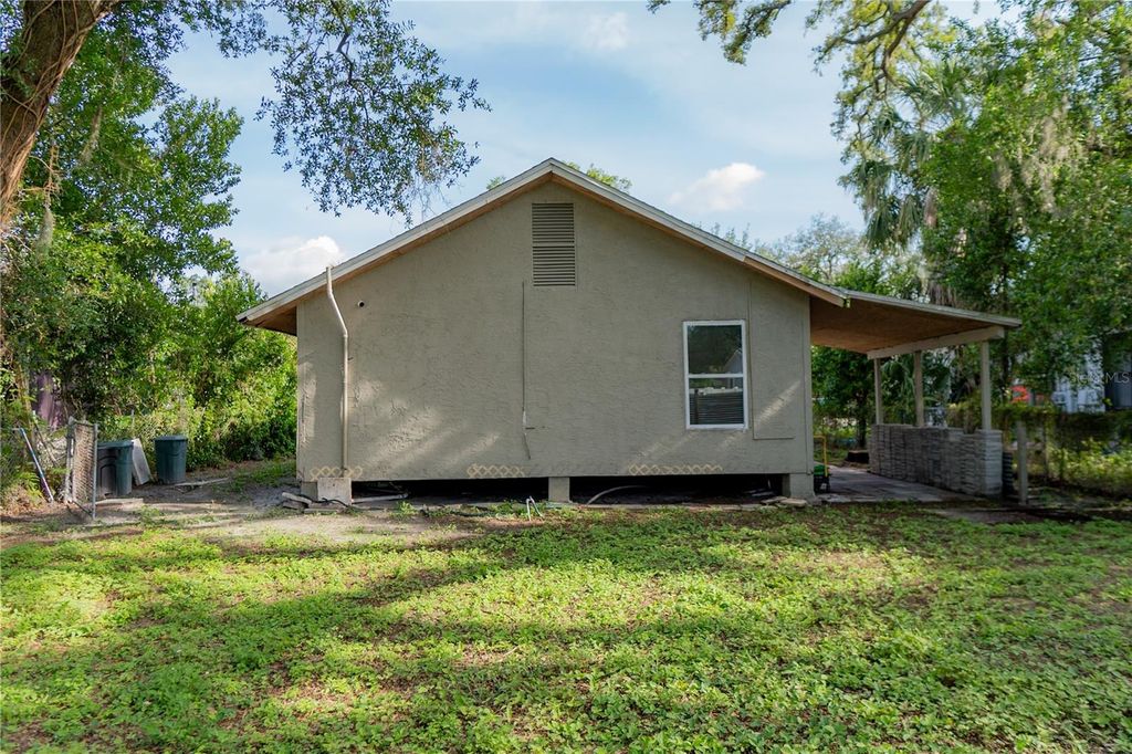 Image 4 of property listing at 1906 E CARACAS STREET, Tampa, FL 33610