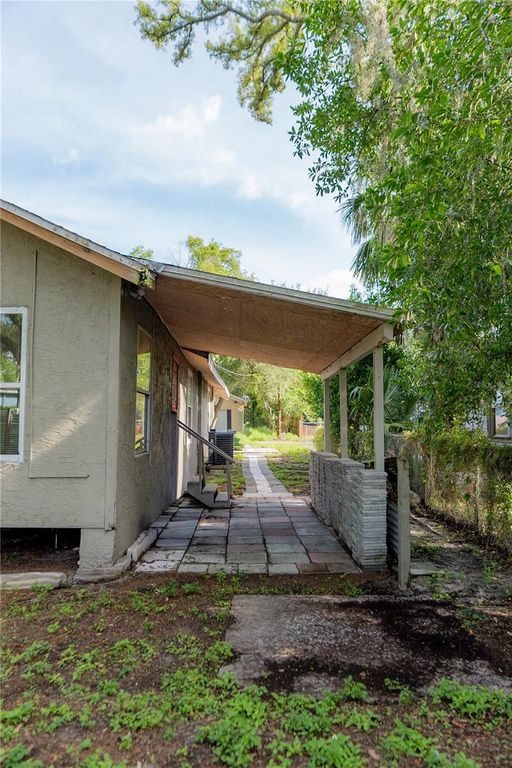 Image 5 of property listing at 1906 E CARACAS STREET, Tampa, FL 33610
