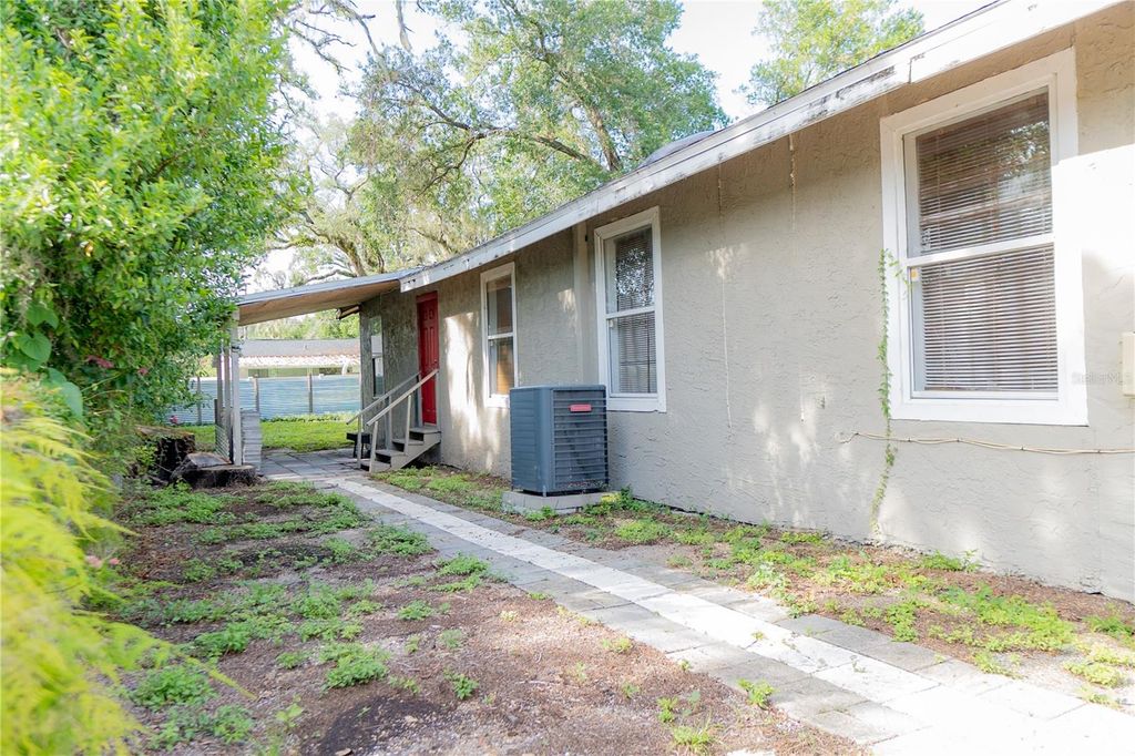 Image 6 of property listing at 1906 E CARACAS STREET, Tampa, FL 33610