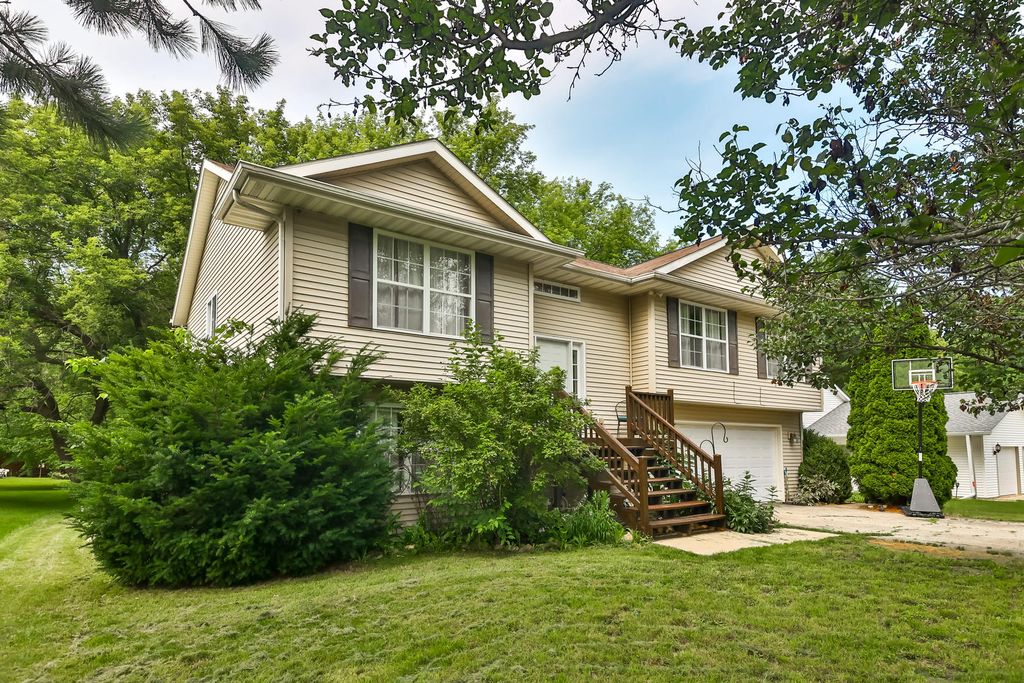 110 Liverpool Drive SE, Poplar Grove, IL 61065