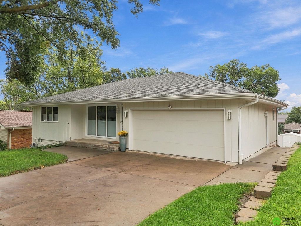 2536 S 39th Street, Lincoln, NE 68506