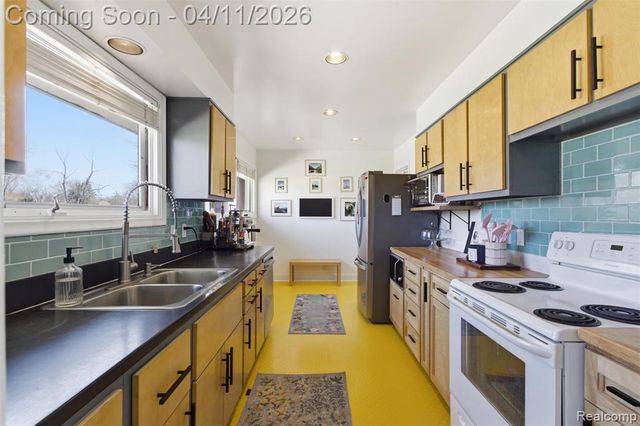 29601 Gilchrest Street, Farmington, MI 48334