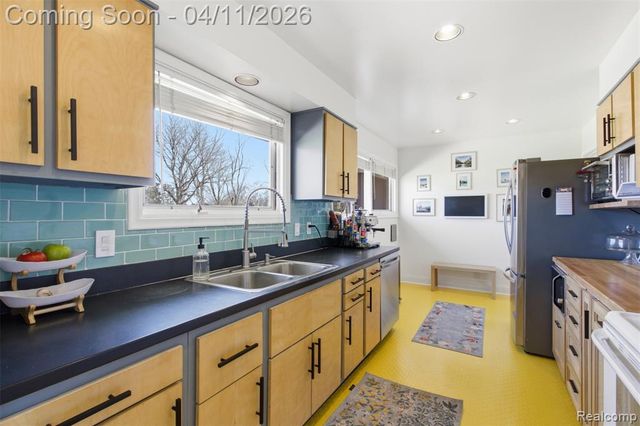 29601 Gilchrest Street, Farmington, MI 48334