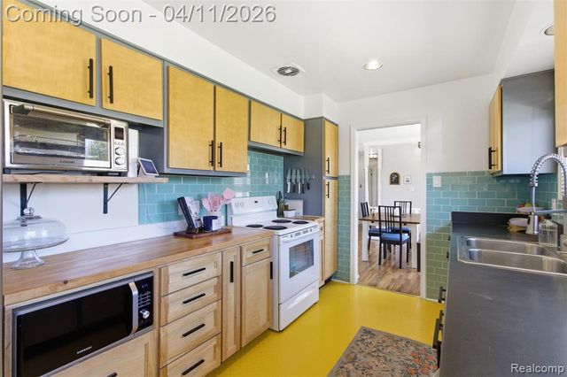 29601 Gilchrest Street, Farmington, MI 48334