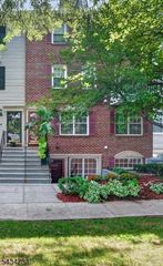 33 Seton Hall Dr, Newark City, NJ 07103