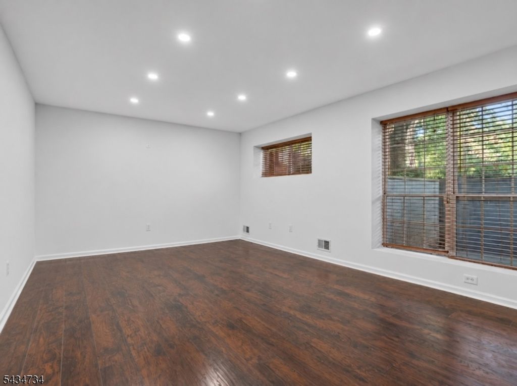 33 Seton Hall Dr, Newark City, NJ 07103 — photo 3