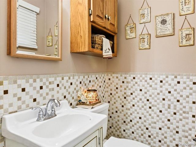 31327 Wellston Drive, Warren, MI 48093