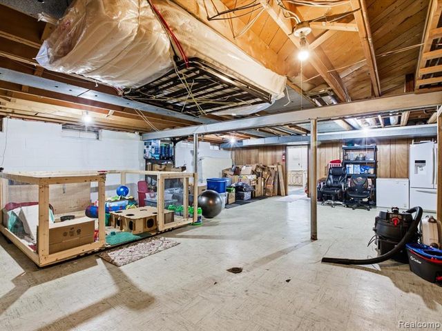 31327 Wellston Drive, Warren, MI 48093