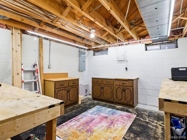 31327 Wellston Drive, Warren, MI 48093