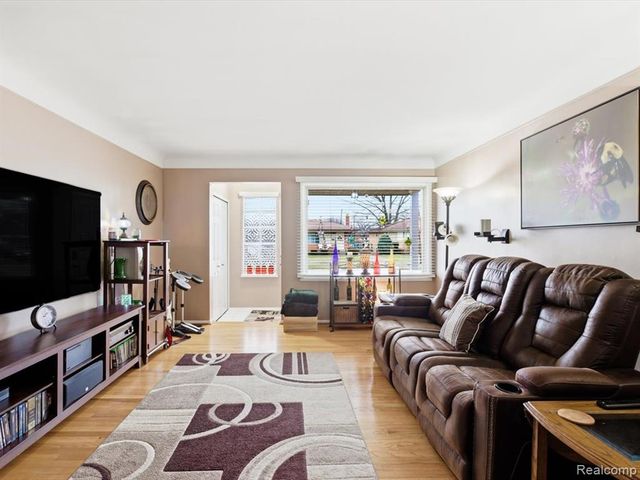 31327 Wellston Drive, Warren, MI 48093