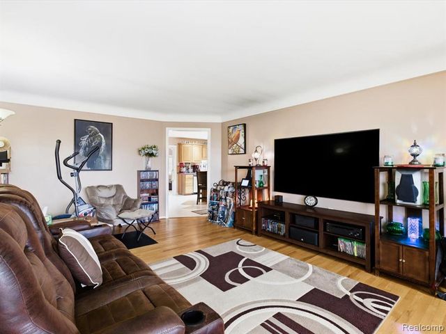 31327 Wellston Drive, Warren, MI 48093