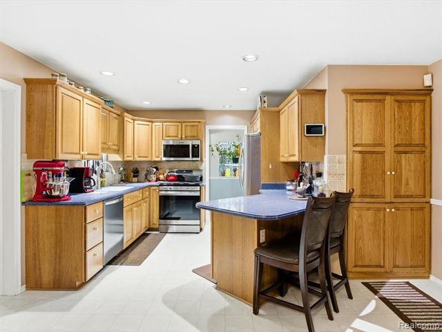 31327 Wellston Drive, Warren, MI 48093