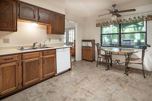 205 Oakview Dr, Kerrville, TX 78028