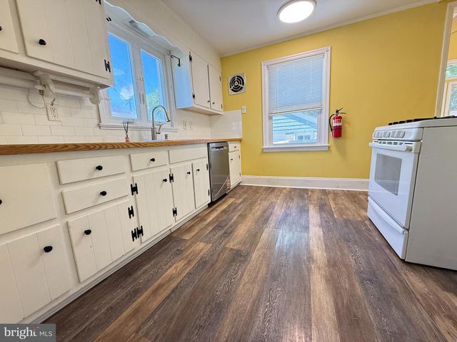 210 KUSER RD, Hamilton, NJ 08619