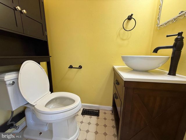 210 KUSER RD, Hamilton, NJ 08619