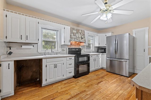 39 Southbridge Rd, Dudley, MA 01571