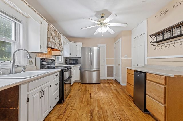 39 Southbridge Rd, Dudley, MA 01571